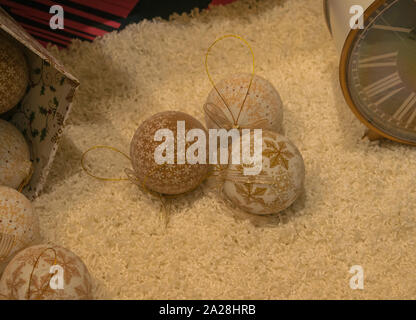 Albero di natale le sfere su un tappeto bianco Foto Stock