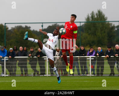 Enfield, Regno Unito. 01 ott 2019. ENFIELD, Inghilterra. 01 ottobre: L-R Timothy Eyoma del Tottenham Hotspur e Flavio Daniliuc del Bayern Monaco di Baviera durante UAFA Youth League tra Tottenham Hotspur e Bayern Monaco presso la Hotspur modo, Enfield su 01 Ottobre, 2019 a Enfield, Inghilterra. Credit: Azione Foto Sport/Alamy Live News Foto Stock