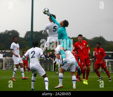 Enfield, Regno Unito. 01 ott 2019. ENFIELD, Inghilterra. 01 ottobre: Joshua Oluwayemi del Tottenham Hotspur durante UAFA Youth League tra Tottenham Hotspur e Bayern Monaco presso la Hotspur modo, Enfield su 01 Ottobre, 2019 a Enfield, Inghilterra. Credit: Azione Foto Sport/Alamy Live News Foto Stock