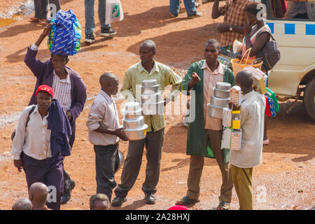 KAMPALA, Uganda - Ottobre 03, 2012. Uomini al lavoro nel parcheggio taxi a Kampala in Uganda su ottobre 03,2012. Foto Stock