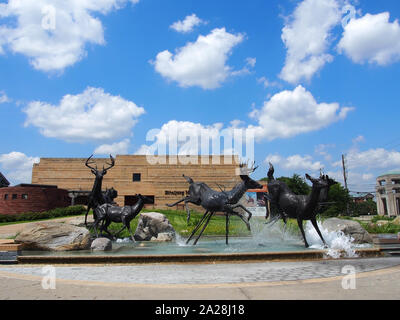 Culbianco Cervo scultura in bronzo di Richard & Billie Lou fontana di legno all'ingresso del Museo Eiteljorg, Indianapolis, Indiana, USA, luglio 27 Foto Stock