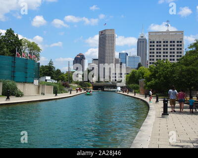 Vista dello skyline della citta' da Indianapolis Canal Walk, Indianapolis, Indiana, Stati Uniti d'America, 27 luglio 2019, © Katharine Andriotis Foto Stock