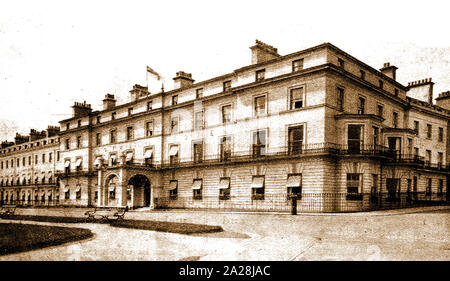 Il Royal Hotel,(Ora Bay Royal Hotel) Whitby, nello Yorkshire, Regno Unito come sembrava poco dopo essere stata costruita in epoca vittoriana da George Hudson la "Ferrovia King'. Hudson era anche responsabile per il nuovo passaggio dal molo alla West Cliff che è chiamato Khyber Pass dopo la strategica pass noto dalle guerre afghana. Inoltre Hudson (semi) costruito Royal Crescent vicino che è incompiuto per lui in esecuzione al di fuori del denaro. Bram Stoker, autore di Dracula una volta che abbiamo soggiornato presso l'hotel. Foto Stock