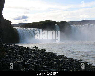 Le cascate Godafoss o 'cascata degli dèi' sono un top ten destinazione turistica nel nord dell'Islanda, noti per la loro tonante flusso d'acqua. Foto Stock