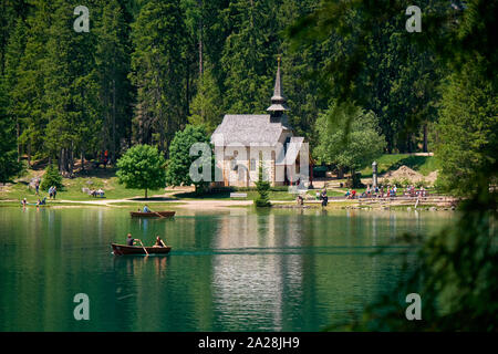 Il paesaggio intorno al Lago di Braies o Lago di Braies si trova nella valle di Braies, Dolomiti, Italia Foto Stock