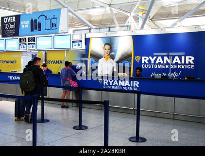 Settembre 29, 2019, Londra Stansted, Regno Unito: la compagnia Ryanair banco per il check in si vede all'Aeroporto Stansted di Londra. (Credito Immagine: © Keith Mayhew/SOPA immagini via ZUMA filo) Foto Stock