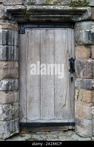 Vecchio legno porta in edificio medievale a Stirling città vecchia Scozia Scotland Foto Stock