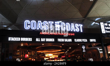 Londra Stansted, Regno Unito. 29Sep, 2019. Da costa a costa di digital signage e logo che si vede presso il loro ristorante a Londra Stansted Airport. Credito: Keith Mayhew/SOPA Immagini/ZUMA filo/Alamy Live News Foto Stock