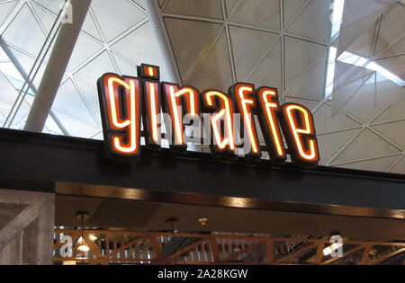 Settembre 29, 2019, Londra Stansted, Regno Unito: Giraffe di digital signage e logo che si vede presso il loro ristorante a Londra Stansted Airport. (Credito Immagine: © Keith Mayhew/SOPA immagini via ZUMA filo) Foto Stock