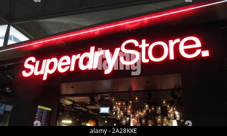 Settembre 29, 2019, Londra Stansted, Regno Unito: logo Superdry visto nel loro negozio a Londra Stansted Airport. (Credito Immagine: © Keith Mayhew/SOPA immagini via ZUMA filo) Foto Stock