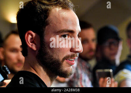 Praga, Repubblica Ceca. 01 ott 2019. Canadian ice hockey player Sean Couturier (NHL's Philadelphia Flyers) parla con i giornalisti prima della prossima NHL serie globale corrispondono a Philadelphia Flyers vs Chicago Blackhawks, in data 1 ottobre 2019, a Praga, Repubblica Ceca. Credito: Vit Simanek/CTK foto/Alamy Live News Foto Stock