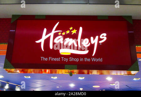 Settembre 29, 2019, Londra Stansted, Regno Unito: Hamleys logo che si vede nel loro negozio a Londra Stansted Airport. (Credito Immagine: © Keith Mayhew/SOPA immagini via ZUMA filo) Foto Stock