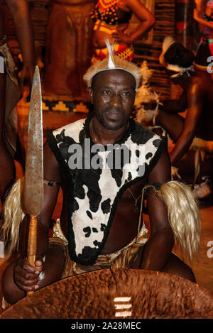 Zulu troupe eseguire in abito tradizionale al Zulu Shakaland Villaggio Culturale, di Eshowe, KwaZulu-Natal, Sud Africa Foto Stock