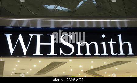 Settembre 29, 2019, Londra Stansted, Regno Unito: WH Smith logo che si vede nel loro negozio a Londra Stansted Airport. (Credito Immagine: © Keith Mayhew/SOPA immagini via ZUMA filo) Foto Stock