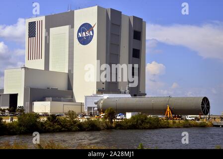 Il Centro Spaziale Kennedy, Florida, Stati Uniti d'America. Il 30 settembre, 2019. NASA Pegasus Barge, offre il 212-piede fase core pathfinder per lo spazio del sistema di lancio (SLS) rocket.Con un peso pari a 228,000 libbre, il Pathfinder è un full-scale mock-up del razzo core stadio e verrà utilizzato per la convalida di attrezzature di supporto a terra e dimostrare se esso può essere integrato con impianti di Kennedy. Credito: Julian Porro SOPA/images/ZUMA filo/Alamy Live News Foto Stock