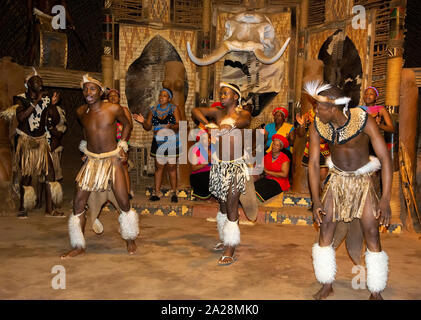 Zulu troupe eseguire in abito tradizionale al Zulu Shakaland Villaggio Culturale, di Eshowe, KwaZulu-Natal, Sud Africa Foto Stock