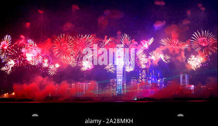 Shenzhen, Cina la provincia di Guangdong. 1 Ott 2019. Fuochi d'artificio esplodere su un parco per contrassegnare il settantesimo anniversario della fondazione della Repubblica Popolare Cinese (PRC) a Shenzhen, Cina del sud della provincia di Guangdong, 1 ottobre, 2019. Credito: Liao Jian/Xinhua/Alamy Live News Foto Stock