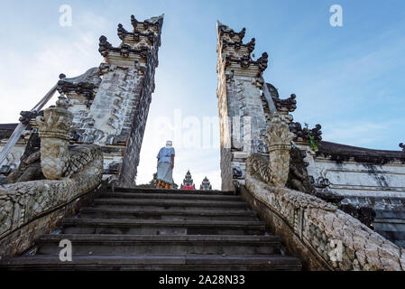 L uomo non identificato al temple gate in Pura Penataran Agung Lempuyang Bali, Indonesia Foto Stock