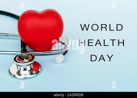 Giornata mondiale della salute il testo con uno stetoscopio e forma di cuore. Foto Stock