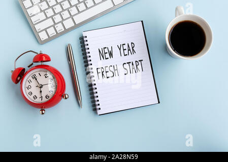 Nuovo Anno nuovo inizio del testo in appunti, laici piano scrivania in ufficio. Foto Stock