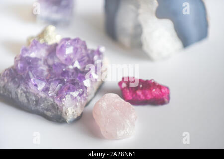 Le gemme di una raccolta di varie gemme e rock e oggetti di minerali Foto Stock