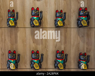 Un gruppo di ceramica giapponese gatti-Maneki Neko Foto Stock