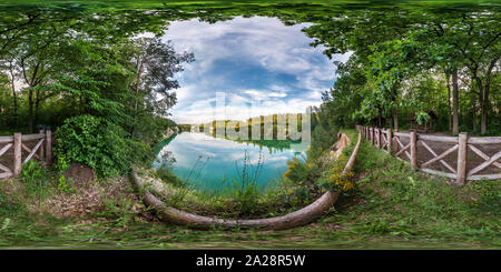 Visualizzazione panoramica a 360 gradi di Piena sferica perfetta hdri panorama a 360 gradi angolo di visione su Limestone Coast di enormi verde lago o fiume vicino alla foresta in giornata estiva con belle c
