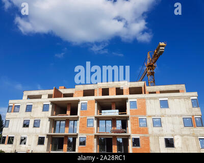 La costruzione dell'edificio. Una gru può essere visto in background. verso il basso. Constraction cantiere. Foto Stock