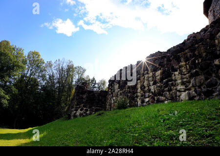 L'ultimo raggio di sole al castello di Raseborg, Snappertuna, Finlandia, su una sera di settembre. Foto Stock