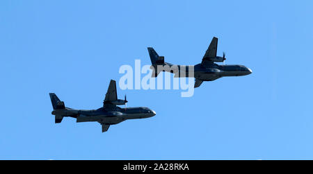 OSTRAVA, Repubblica Ceca - 22 settembre 2019: la NATO Giorni, air show. Due EADS CASA C-295 i velivoli militari da trasporto della Czech Air Force airborne. Foto Stock