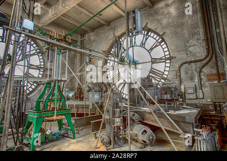 Vintage gravità azionata la torre dell orologio meccanismi e quadranti. Foto Stock