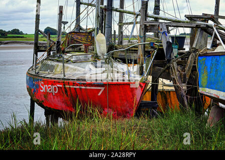 Uno yacht chiamati snap sospeso in una posizione sollevata di attracco sul fiume Wyre a Skippool Creek Foto Stock
