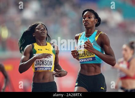 Doha in Qatar. 1 Ott 2019. Shaunae Miller-Uibo delle Bahamas e Shericka Jackson della Giamaica a competere in 200 metri per le donne durante il XVII IAAF mondiale di atletica Al Khalifa Stadium di Doha, in Qatar. Ulrik Pedersen/CSM/Alamy Live News Foto Stock