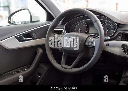 Russia, Izhevsk - Settembre 11, 2019: Audi showroom. Interno del nuovo e moderno che Audi A4. Famoso marchio mondiale. Foto Stock