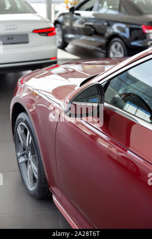 Russia, Izhevsk - Settembre 11, 2019: le nuove vetture Audi showroom. Famoso marchio mondiale. Veicoli di prestigio. Foto Stock