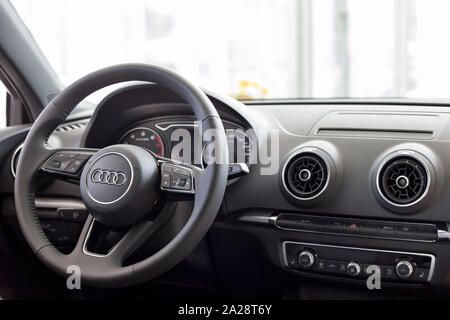 Russia, Izhevsk - Settembre 11, 2019: Audi showroom. Interno del nuovo e moderno che Audi A3. Famoso marchio mondiale. Foto Stock