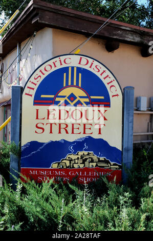 Ledoux Street, parte del centro storico della città di Taos, Nuovo Messico, Stati Uniti d'America. Foto Stock