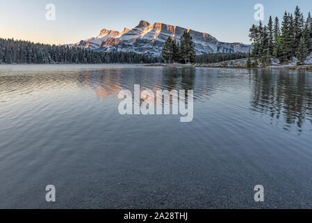 Due jack lago nel Parco Nazionale di Banff Foto Stock