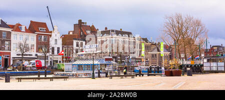 Leiden, Paesi Bassi - 7 Aprile 2016: Panorama con case olandesi tradizionali, stazione delle barche in Leiden, Olanda Foto Stock