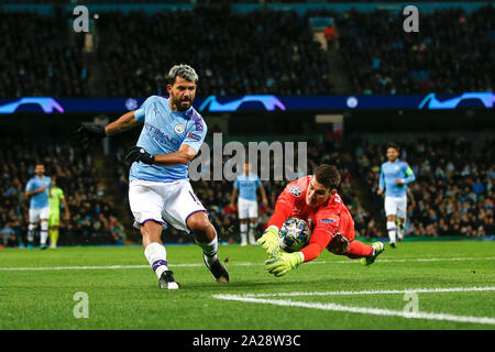 Manchester, Regno Unito. 01 ott 2019. Dominik Livakovic della Dinamo Zagreb salva da Sergio Aguero del Manchester City durante la UEFA Champions League Group C match tra Manchester City e Dinamo Zagreb all'Etihad Stadium del 1 ottobre 2019 a Manchester in Inghilterra. (Foto di Daniel Chesterton/phcimages.com) Credit: Immagini di PHC/Alamy Live News Foto Stock