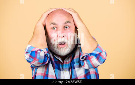 Problemi di età. L'uomo la perdita di capelli. Health care concetto. La calvizie maschile condizione genetica causata da diversi fattori. I primi segni balding. Le persone anziane. Nonno barbuto capelli grigi. La perdita di capelli. Foto Stock