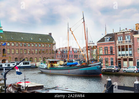 Leiden, Paesi Bassi - 7 Aprile 2016: navi tradizionali case e canal in Olanda Foto Stock