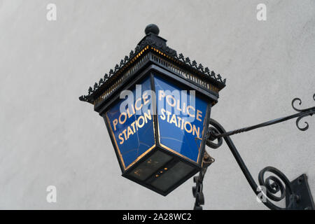 Un vecchio stile polizia blu lampada a Shepherds Bush a una stazione di polizia a Londra. Foto Data: Martedì, Ottobre 1, 2019. Foto: Roger Garfield/Alamy Foto Stock