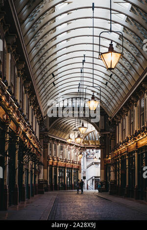 London, Regno Unito - 07 Settembre 2019: nome al di sopra di negozi e caffè presso il porticato del mercato Leadenhall, mercato popolare a Londra che è stato costruito nel XIX ce Foto Stock