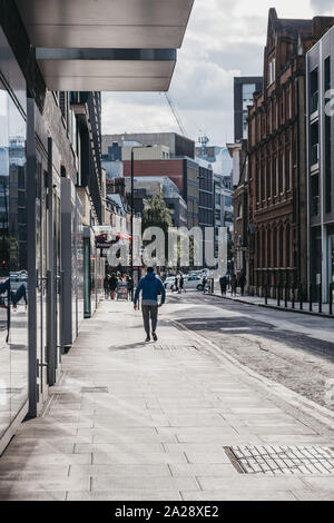 London, Regno Unito - 07 Settembre 2019: edifici su Alie Street in Aldgate, Spitalfields, una zona alla moda di Londra estremità est che è la casa di un array di mark Foto Stock