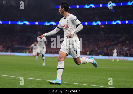 Londra, Regno Unito. 01 ott 2019. Figlio Heung-min del Tottenham Hotspur celebra il suo punteggio del team primo obiettivo. La UEFA Champions League, gruppo B coincidono , Tottenham Hotspur v Bayern Monaco presso la stazione di Tottenham Hotspur Stadium di Londra martedì 1 ottobre 2019. Questa immagine può essere utilizzata solo per scopi editoriali. Solo uso editoriale, è richiesta una licenza per uso commerciale. Nessun uso in scommesse, giochi o un singolo giocatore/club/league pubblicazioni . Credito: Andrew Orchard fotografia sportiva/Alamy Live News Foto Stock