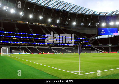 Londra, Regno Unito. 01 ott 2019. una vista generale all'interno del Tottenham Hotspur stadium in precedenza questa sera. La UEFA Champions League, gruppo B coincidono , Tottenham Hotspur v Bayern Monaco presso la stazione di Tottenham Hotspur Stadium di Londra martedì 1 ottobre 2019. Questa immagine può essere utilizzata solo per scopi editoriali. Solo uso editoriale, è richiesta una licenza per uso commerciale. Nessun uso in scommesse, giochi o un singolo giocatore/club/league pubblicazioni . Credito: Andrew Orchard fotografia sportiva/Alamy Live News Foto Stock