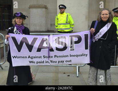 Gli attivisti da donne contro la pensione statale la disuguaglianza al di fuori del congresso del Partito conservatore, 2019, Manchester, UK, il giorno 3. Foto Stock