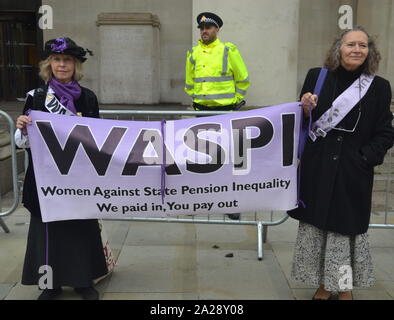 Gli attivisti da donne contro la pensione statale la disuguaglianza al di fuori del congresso del Partito conservatore, 2019, Manchester, UK, il giorno 3. Foto Stock