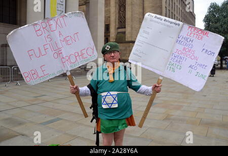 Neil Horan, talvolta chiamato Grand Prix sacerdote o la danza di sacerdote, un Irlandese laicised prete cattolico al di fuori del congresso del Partito conservatore, 2019, Manchester, UK, il giorno 3. Signor Horan porta cartelloni suggerendo la Bibbia appoggia Brexit e Cristo ha inviato Boris Johnson e Nigel Farage per ottenere il regno unito al di fuori dell'UE. Foto Stock